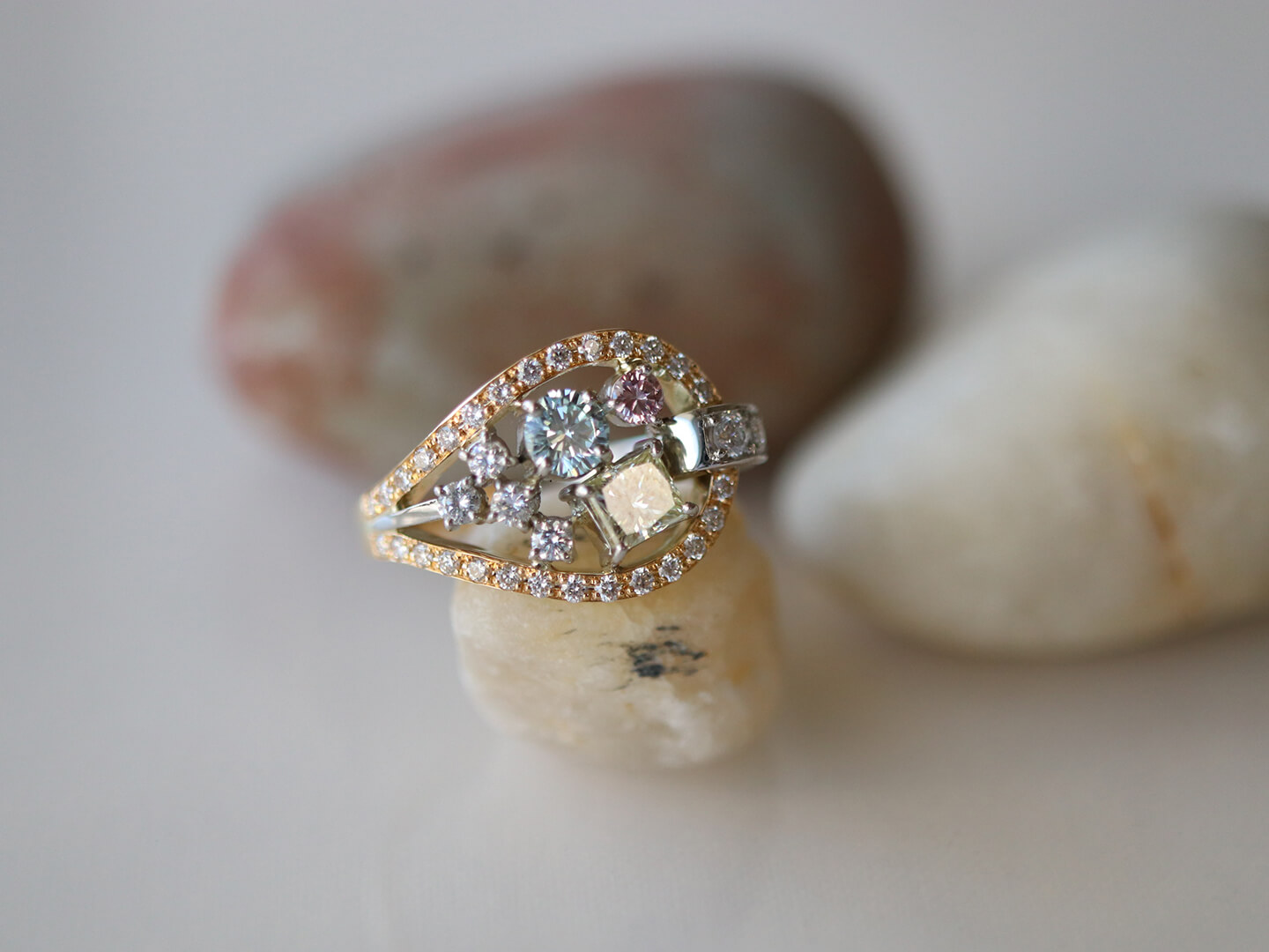 Custom-made gallery] Colorful diamond ring with sparkling diamonds.