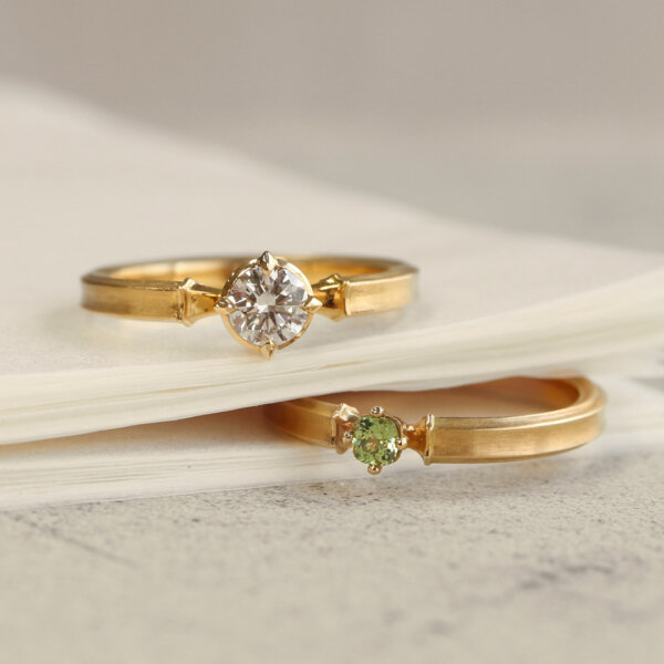 Defined by its soft matte gold and striking edges, this collection is perfect for stacking, with a captivating interplay between the matte finish and the brilliance of the diamonds.